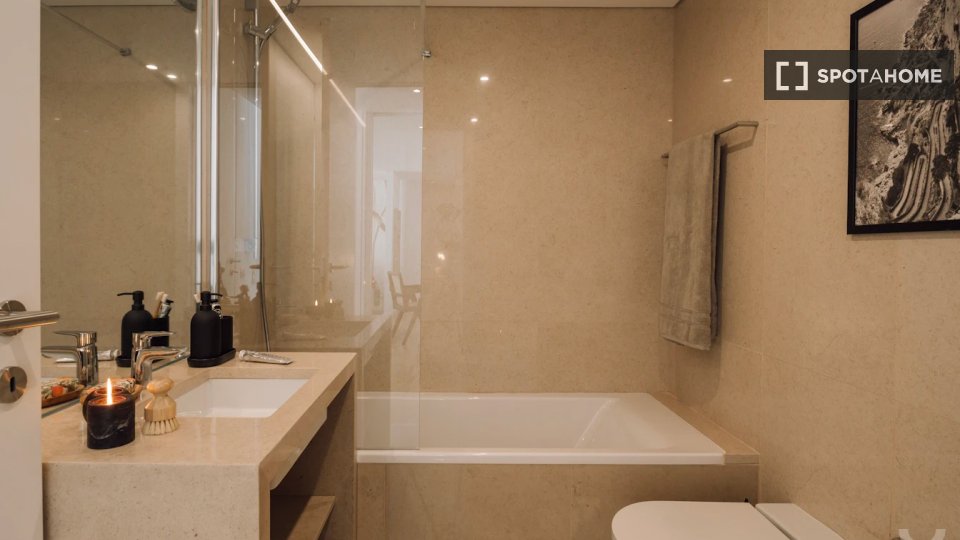 Apartment Lisbon, 1 bed, 57m² — photo 11