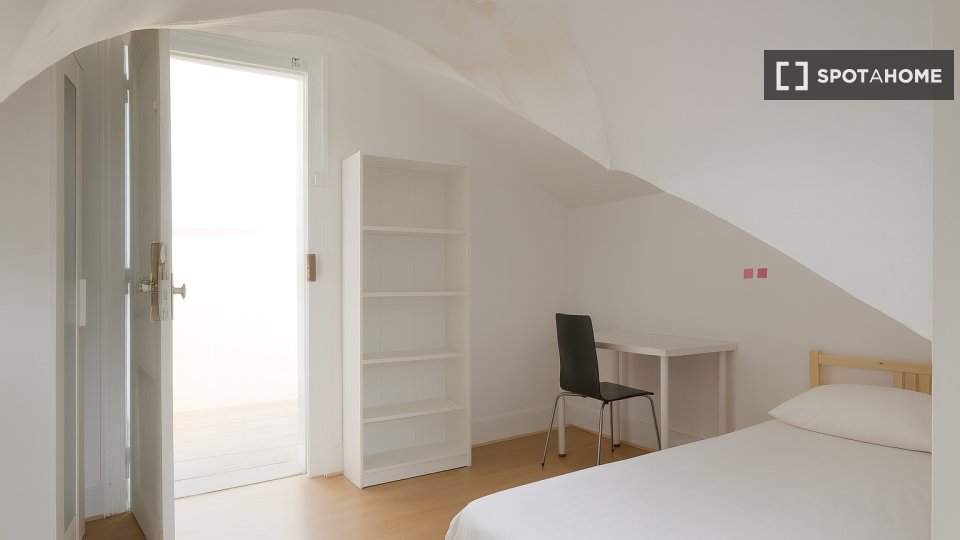 Double room Lisbon, 4 beds — photo 24