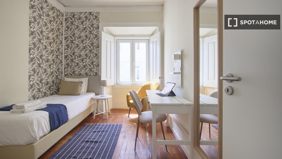 Double room Lisbon, 3 beds — photo 11