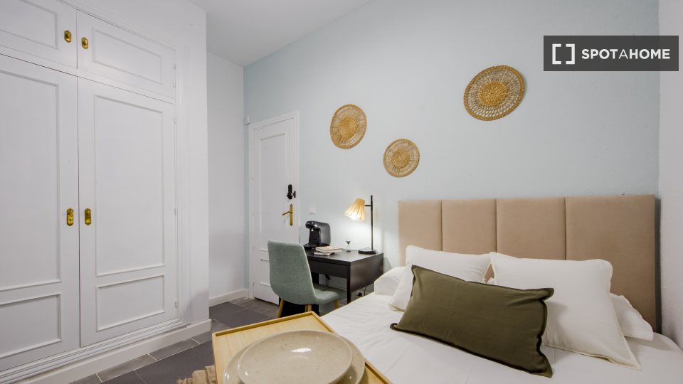 Double room Madrid, 5 beds, 130m² — photo 12