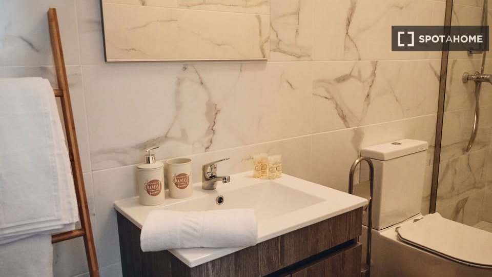 Double room Porto, 1 bed, 175m² — photo 5