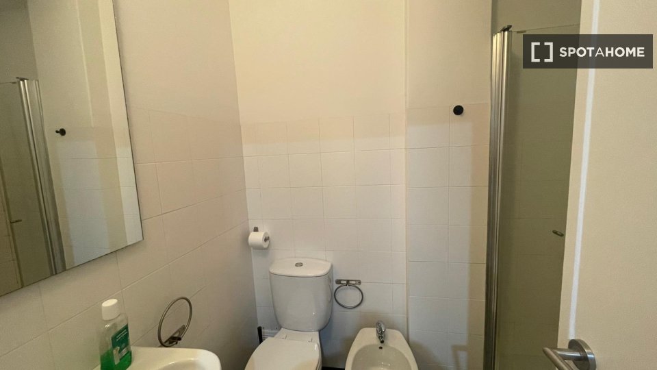 Double room Lisbon, 4 beds — photo 8