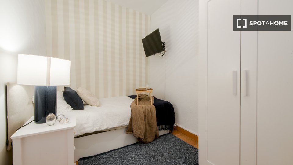 Double room Madrid, 5 beds — photo 13