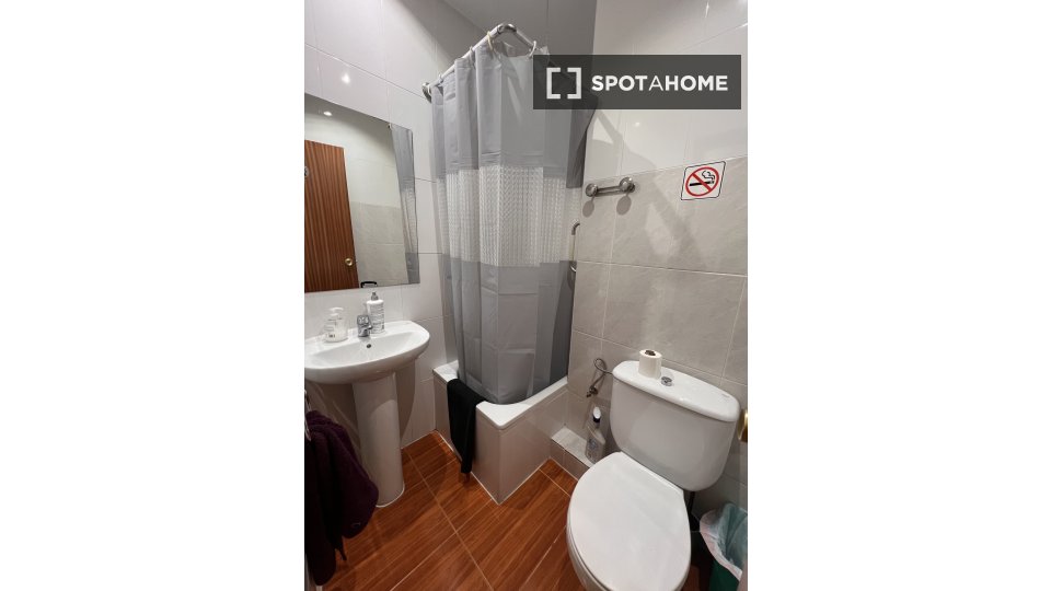 Habitación en piso compartido en madrid.