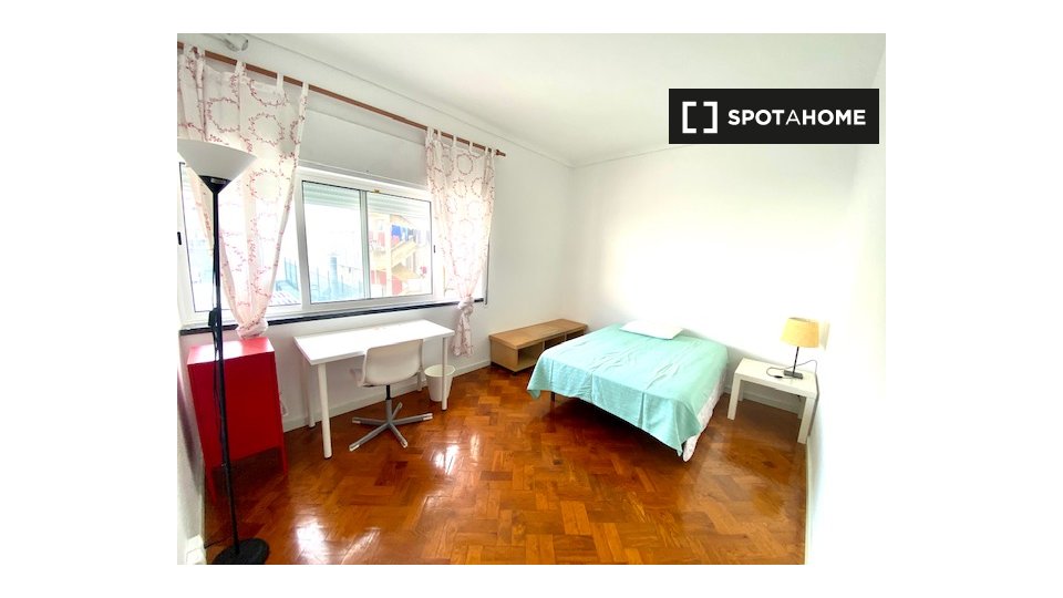 Double room Lisbon, 3 beds — photo 1
