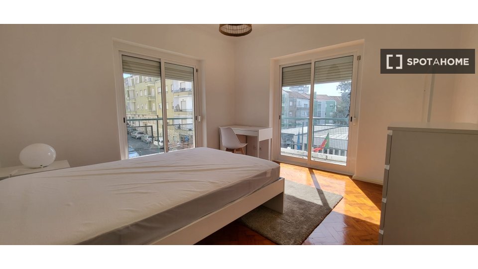 Double room Lisbon, 3 beds, 90m² — photo 10