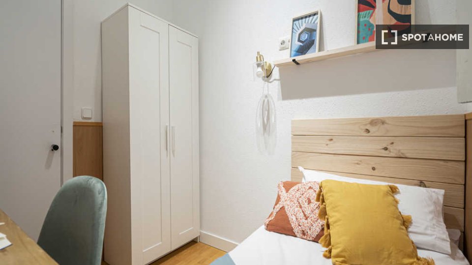 Double room Madrid, 3 beds — photo 38