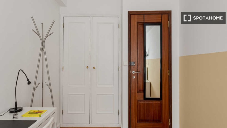 Double room Lisbon, 5 beds — photo 32