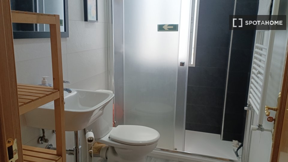 Camera in appartamento condiviso con 3 camere da letto a Comillas, Madrid - a Madrid