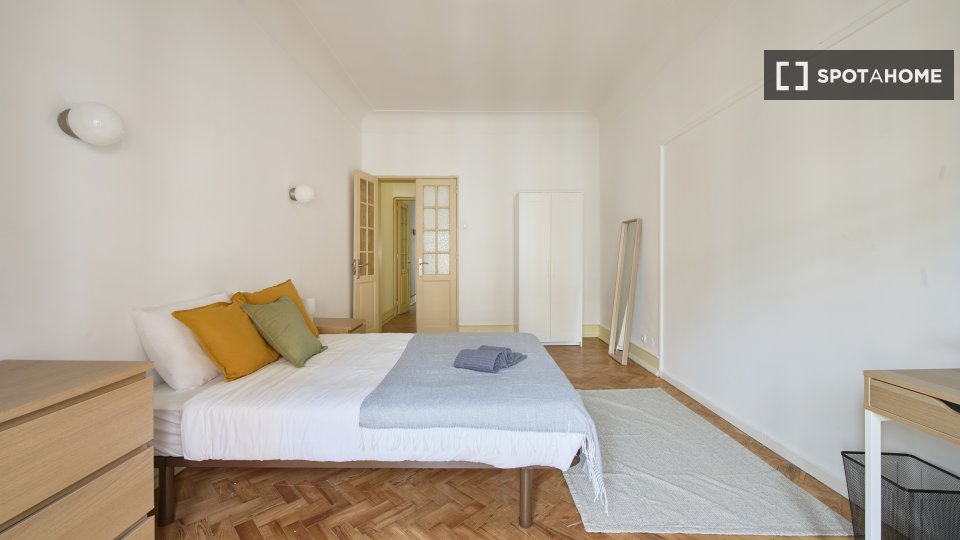 Double room Lisbon, 5 beds — photo 13