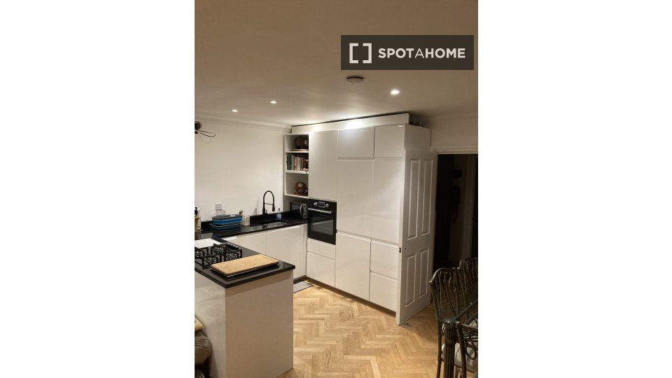 Double room London, 3 beds, 1000m² — photo 7