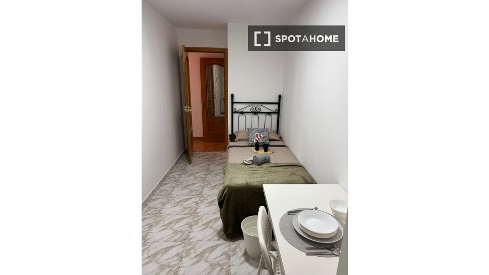 Double room Madrid, 5 beds, 95m² — photo 12