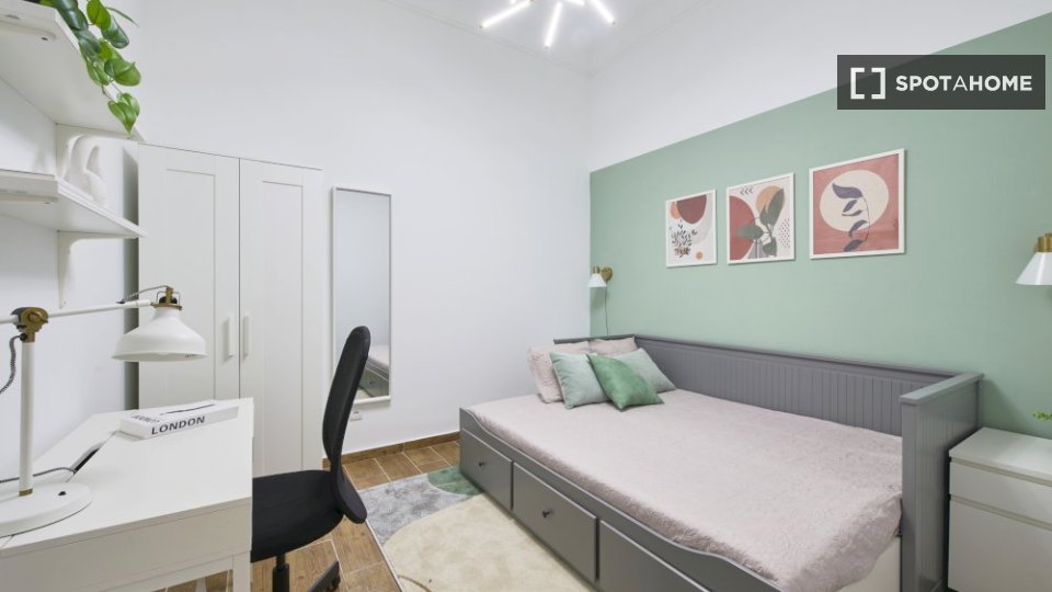 Double room Lisbon, 3 beds — photo 10
