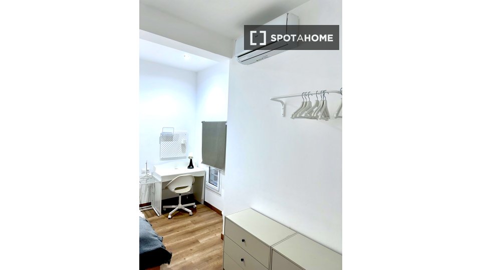 Double room Barcelona, 5 beds — photo 36