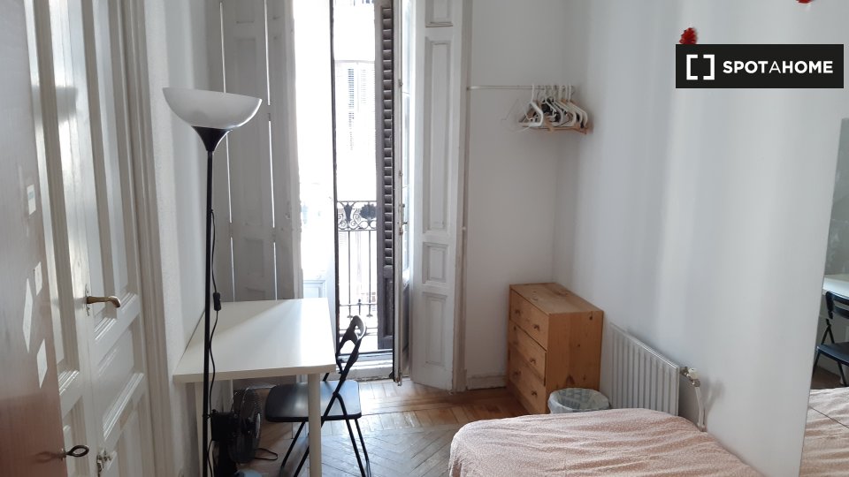Double room Madrid, 12 beds, 280m² — photo 2