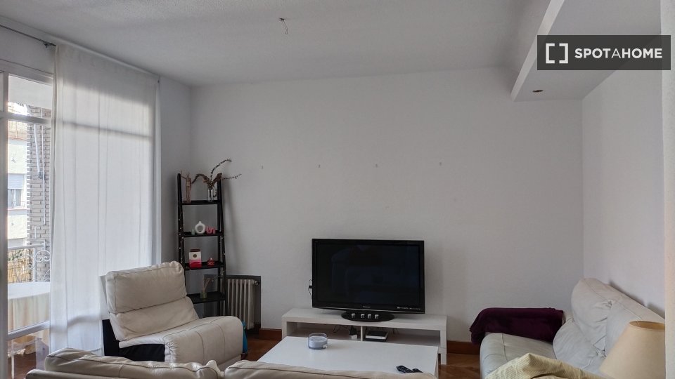 Double room Madrid, 3 beds, 140m² — photo 2