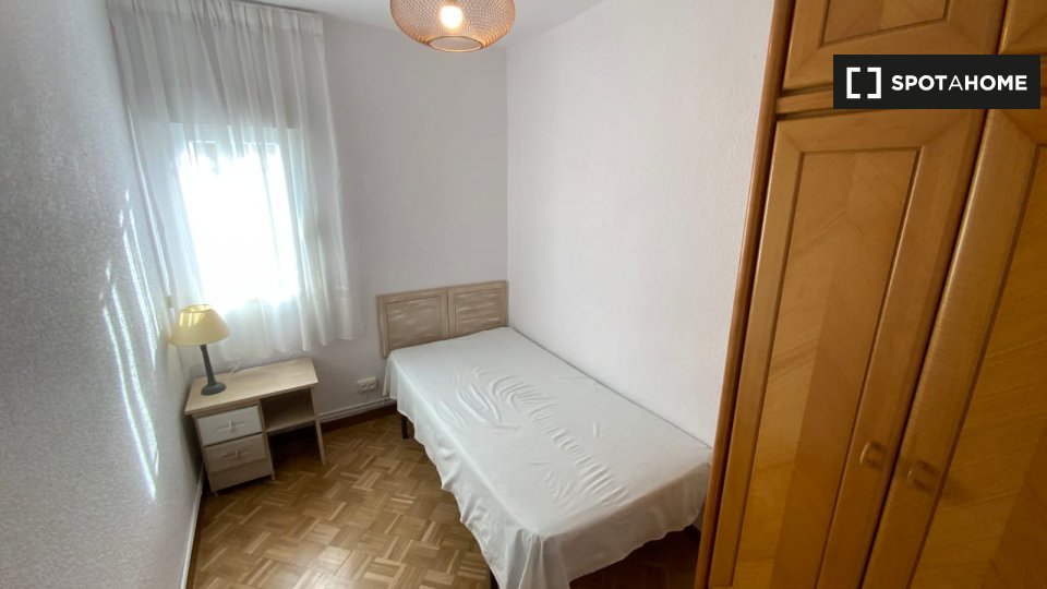 Double room Madrid, 3 beds, 60m² — photo 1