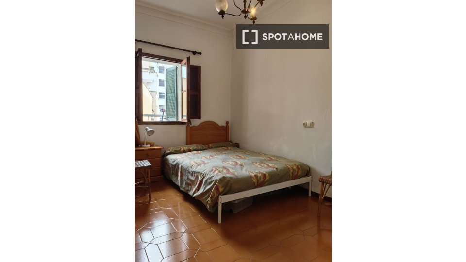 Habitación en apartamento compartido de 3 habitaciones en Pere Garau.