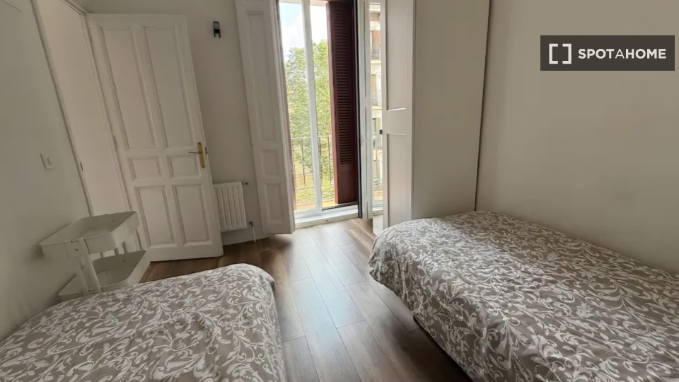 Double room Madrid, 3 beds — photo 3