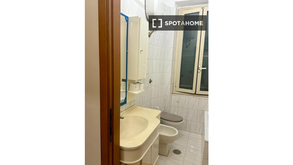 Double room Rome, 3 beds, 85m² — photo 9