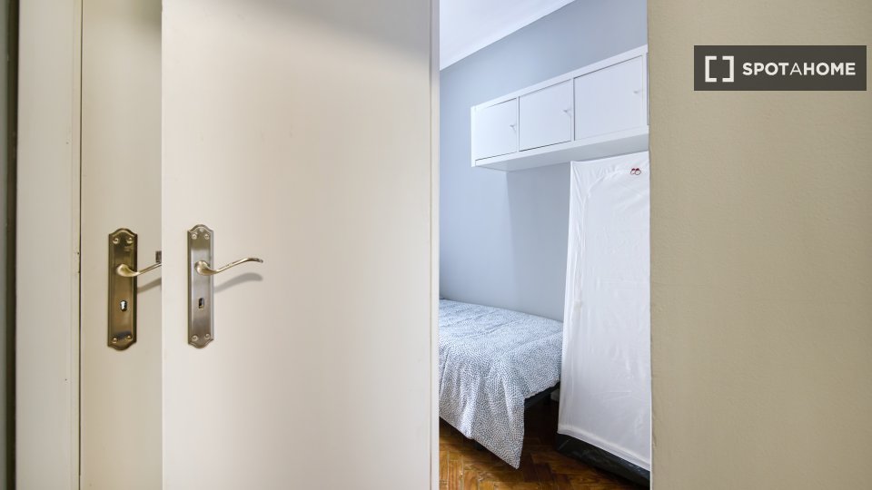 Double room Lisbon, 6 beds — photo 11