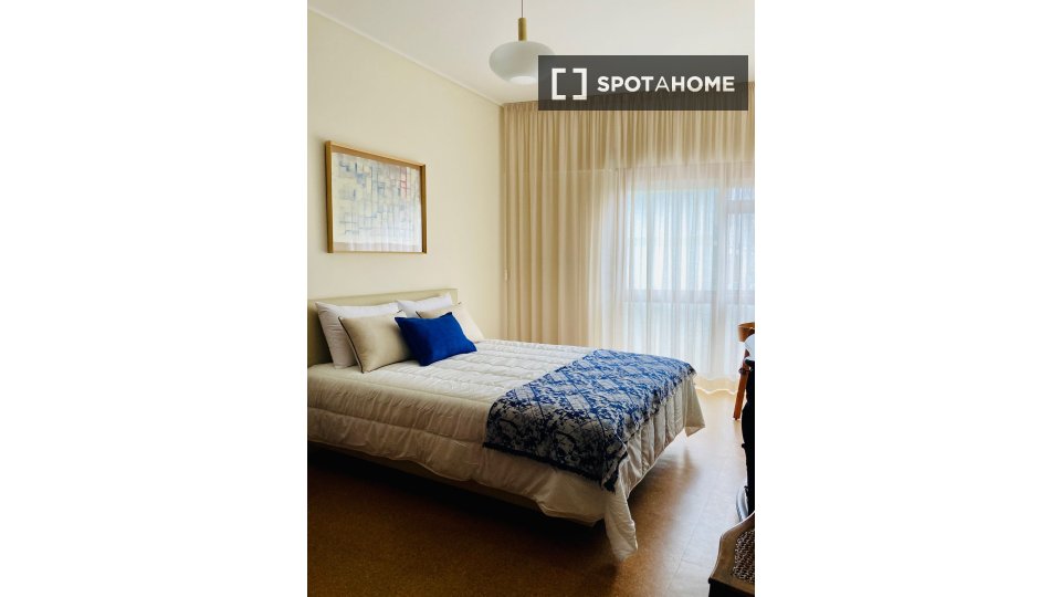 Double room Lisbon, 3 beds — photo 13