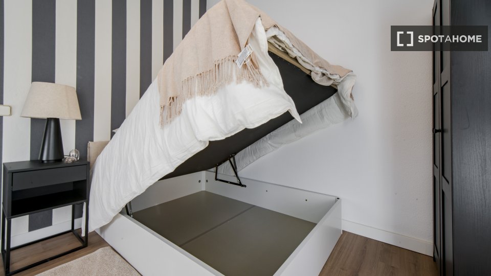 Double room Madrid, 8 beds, 150m² — photo 4