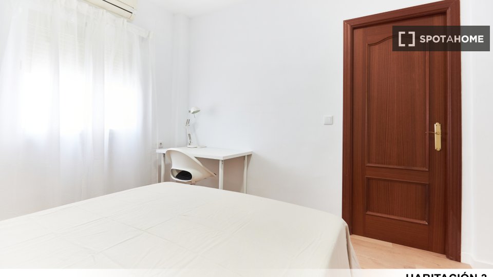 Double room Seville, 3 beds — photo 6