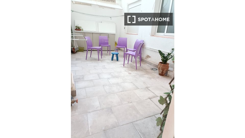 Double room Valencia, 1 bed, 155m² — photo 5