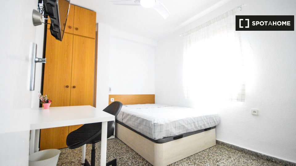 Apartment Valencia, 4 beds, 90m² — photo 16