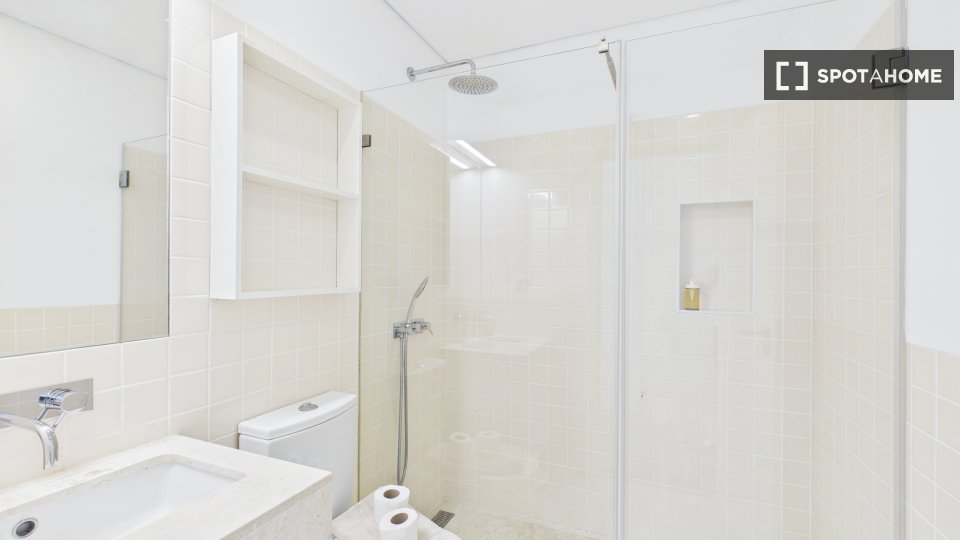 Apartment Lisbon, 2 beds, 62m² — photo 7