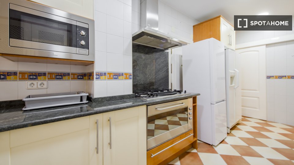 Double room Madrid, 13 beds, 266m² — photo 9