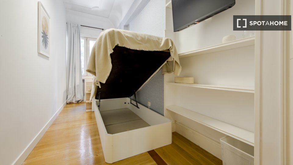 Double room Madrid, 13 beds, 266m² — photo 2