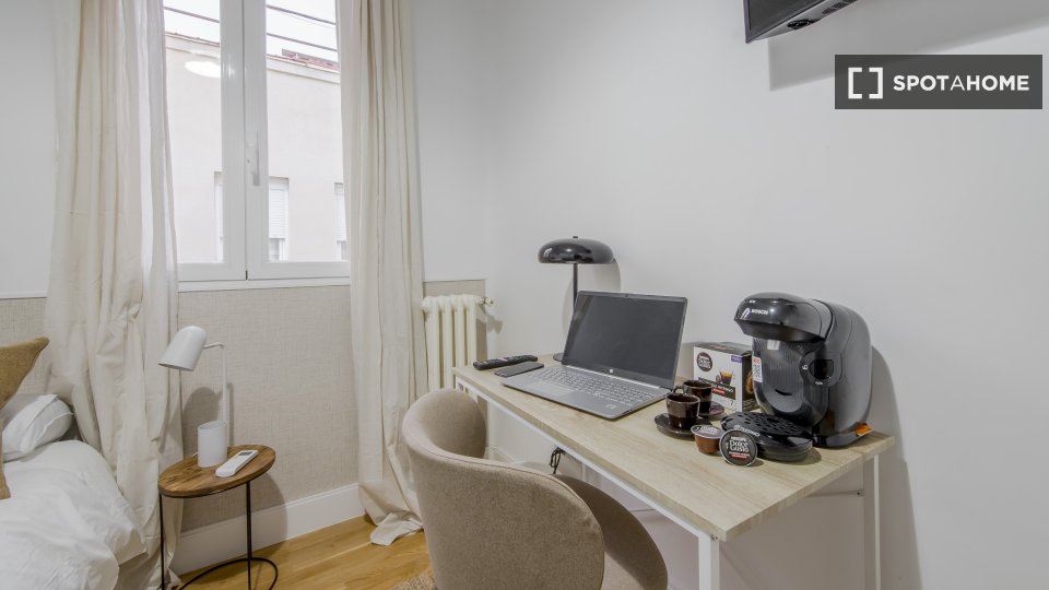 Double room Madrid, 7 beds, 180m² — photo 24