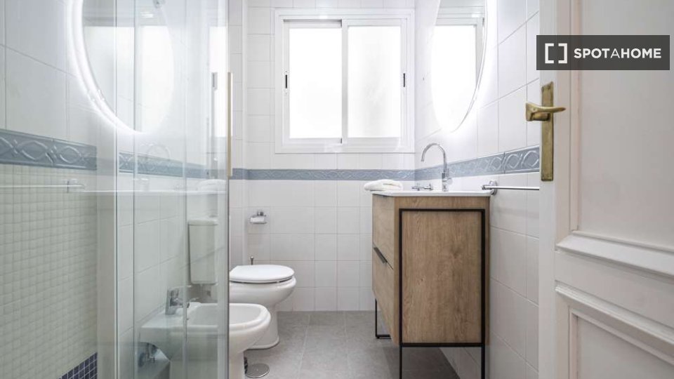 Double room Madrid, 5 beds — photo 28