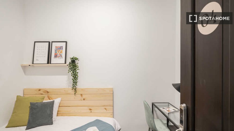 Double room Madrid, 6 beds — photo 42