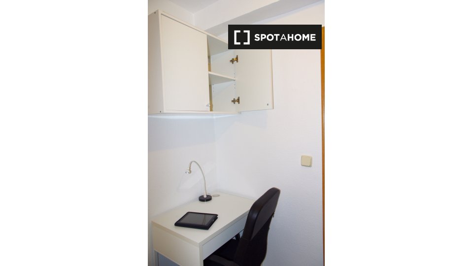 Double room Madrid, 5 beds, 140m² — photo 1