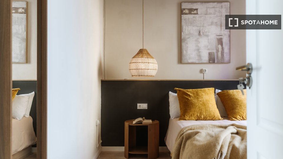 Double room Barcelona, 3 beds, 90m² — photo 18
