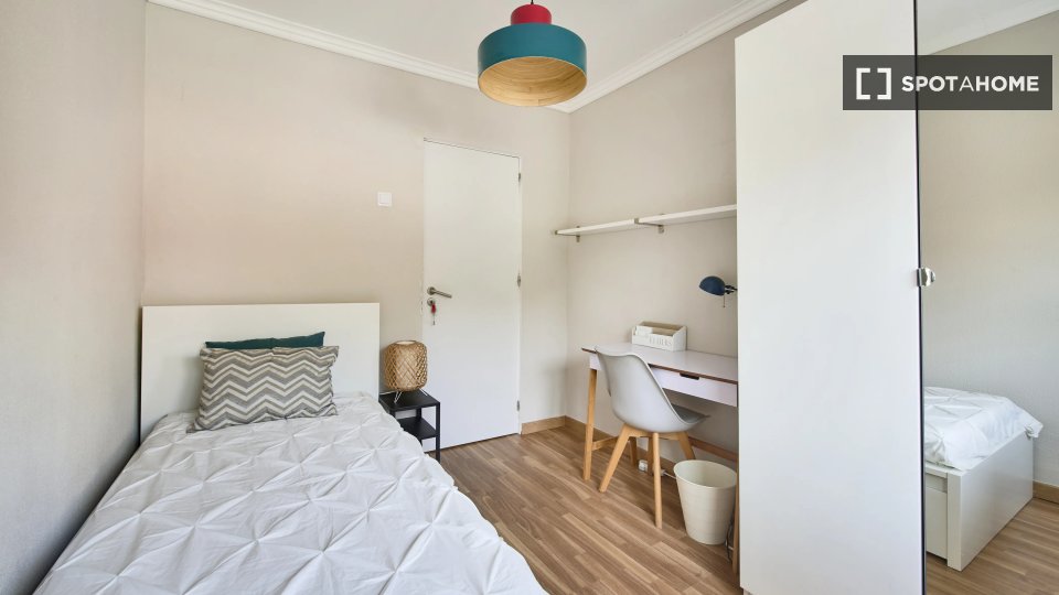 Double room Lisbon, 4 beds — photo 11