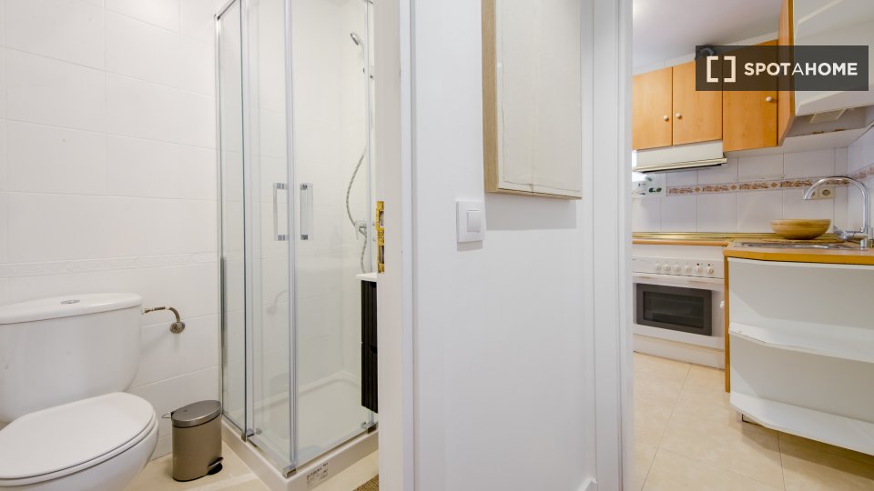 Double room Madrid, 6 beds, 117m² — photo 7