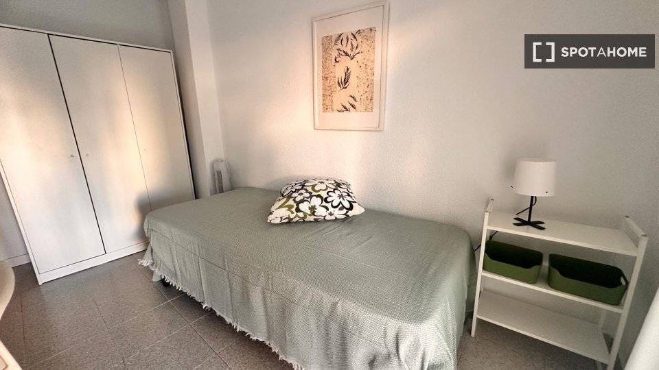 Se alquila habitación en piso compartido de 6 habitaciones en Alicante.