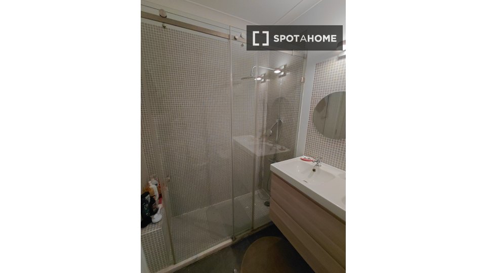 Double room Lisbon, 3 beds, 124m² — photo 11