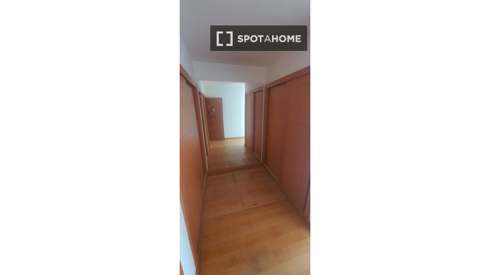 Double room Lisbon, 3 beds, 130m² — photo 13