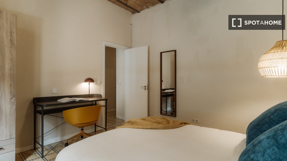 Double room Barcelona, 3 beds, 90m² — photo 10
