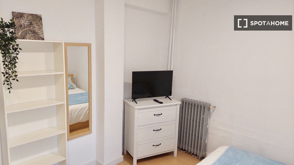 Se alquila habitación en apartamento de 4 dormitorios en Salamanca, Madrid