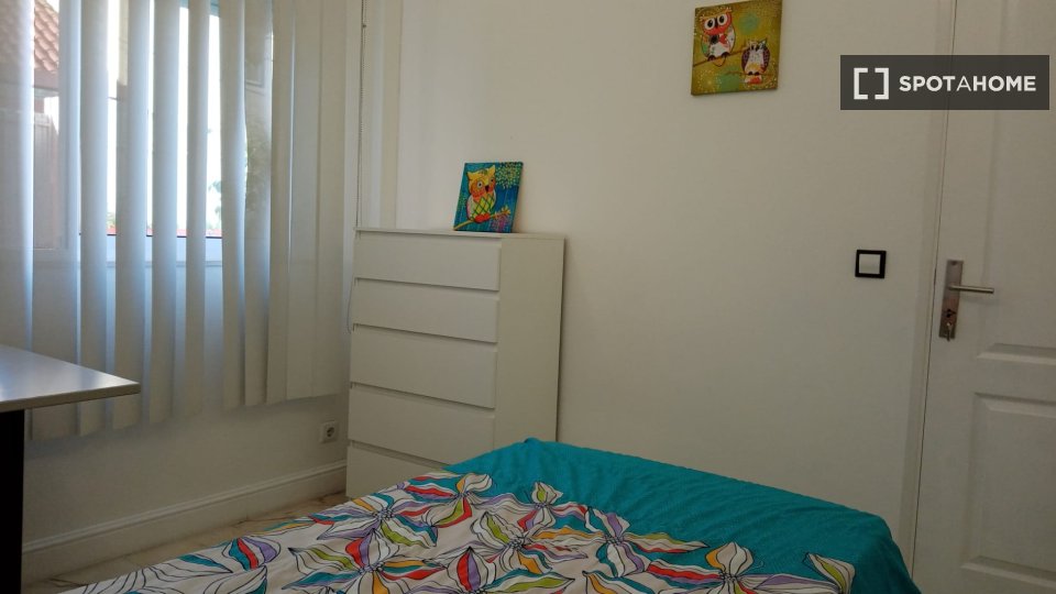 Double room Lisbon, 5 beds — photo 10