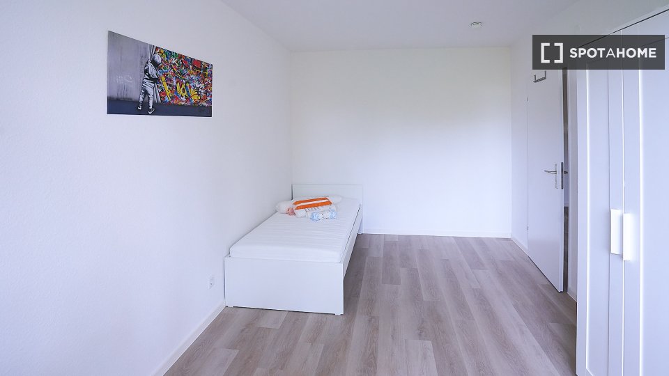 Double room Dusseldorf, 3 beds, 61m² — photo 16