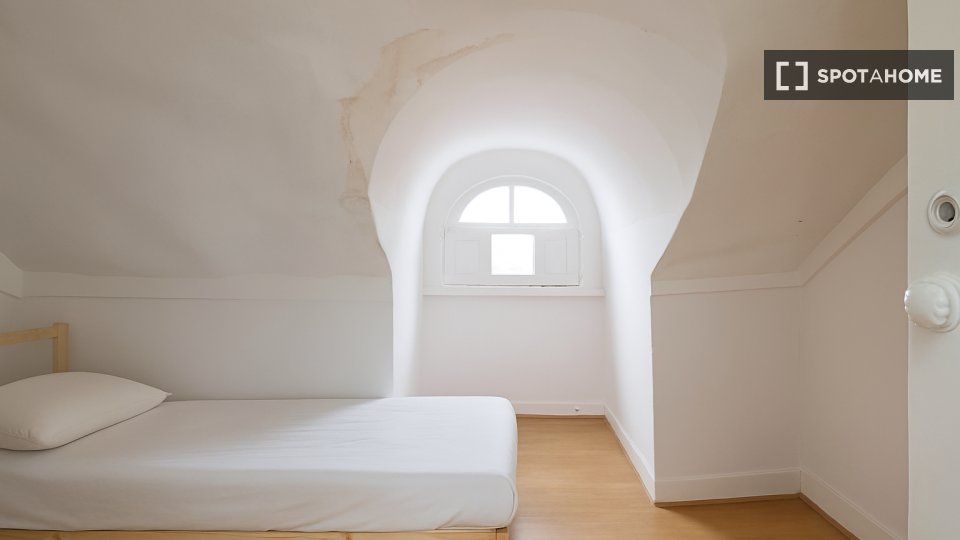 Double room Lisbon, 4 beds — photo 24