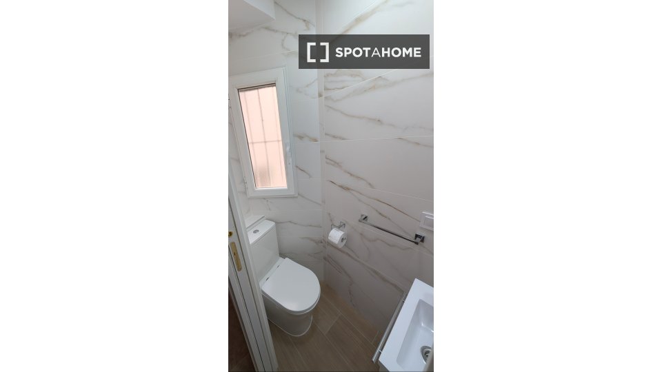 Double room Alicante, 3 beds, 67m² — photo 10