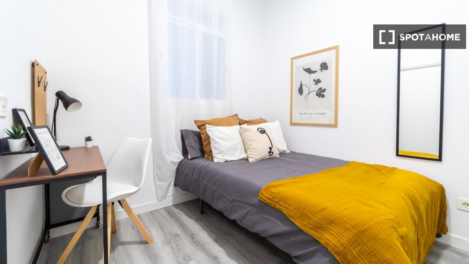 Double room Madrid, 9 beds, 108m² — photo 10